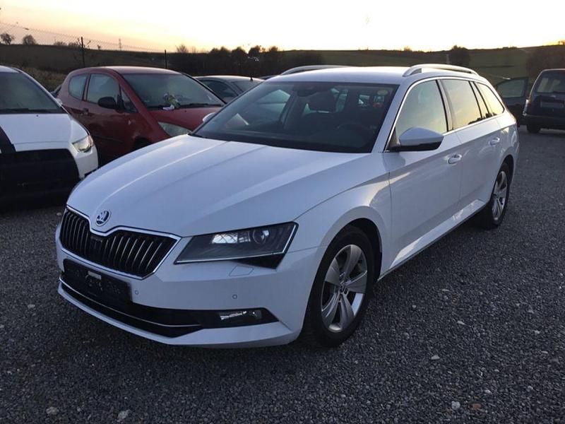 Weiß Gebraucht 2017 Skoda Superb Style Kombi | 11.450 € (Superpreis) - Bild 1/4