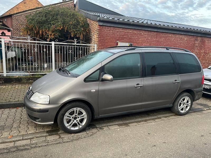 Grau Gebraucht 2008 Seat Alhambra Van / Kleinbus | 1.500 € (Guter Preis) - Bild 1/4