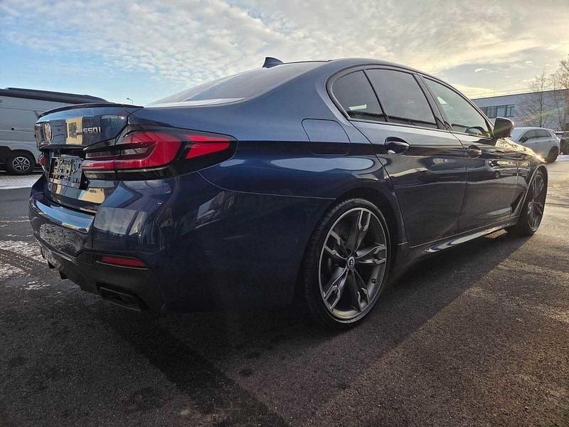 Gebraucht BMW M550 Sport Line 530 PS (389 kW) 2022 Blau (metallic) Limousine