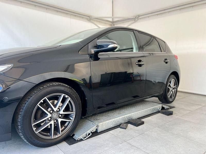 Gebraucht Toyota Auris Edition 90 PS (66 kW) 2015 Schwarz Limousine