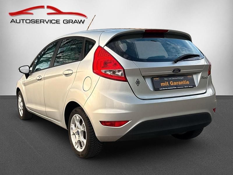 Gebraucht Ford Fiesta 60 PS (44 kW) 2010 Silber Kleinwagen