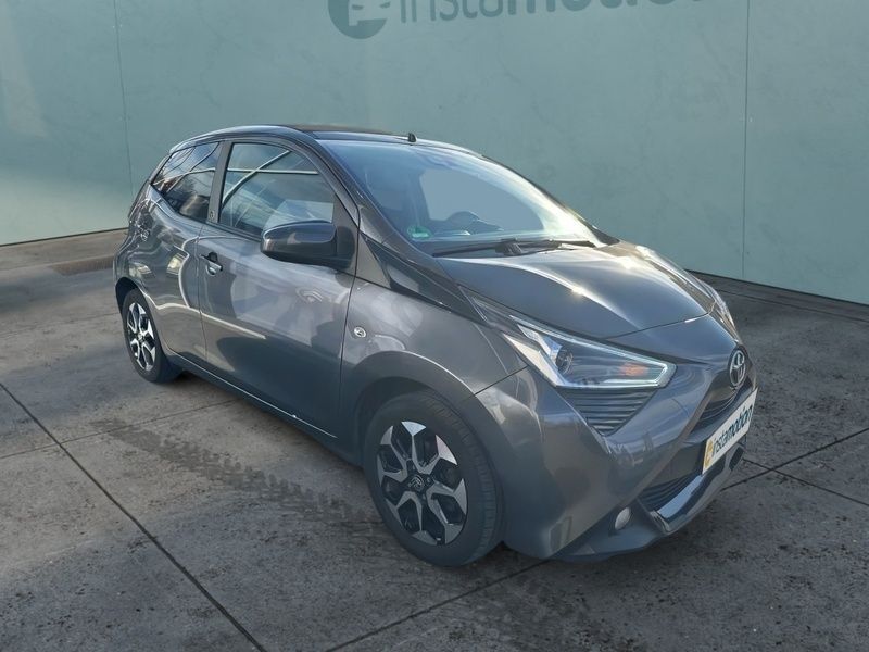 Grau Gebraucht 2021 Toyota Aygo X-play Kleinwagen | 14.790 € (Teuer) - Bild 1/3