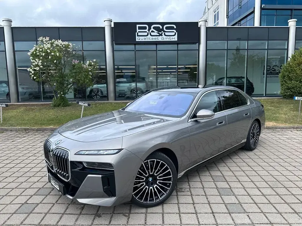 Gebraucht BMW 740 M Sport 299 PS (219 kW) 2025 Oxidgrau ii metallic Limousine