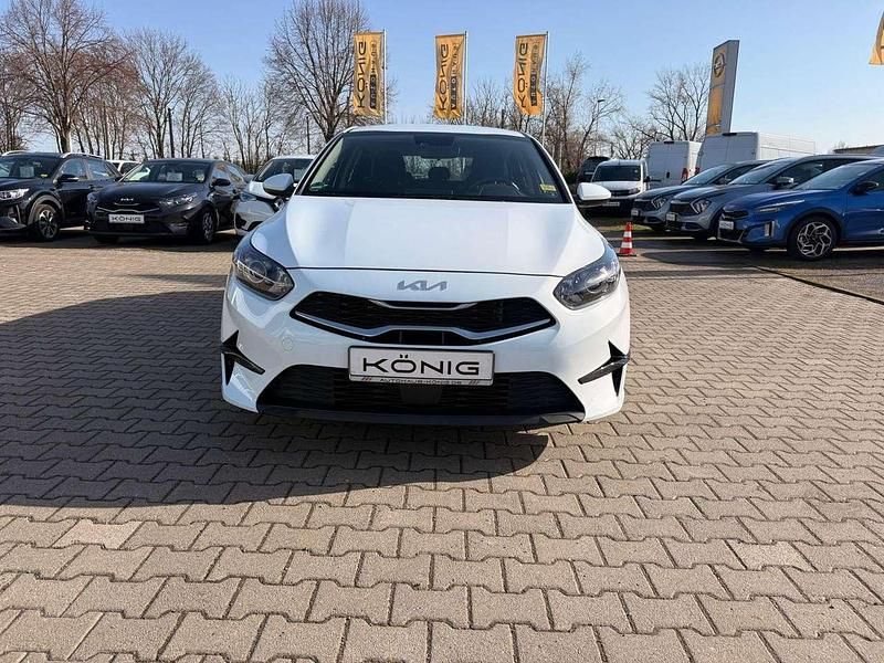 Gebraucht Kia Ceed Edition 7 120 PS (88 kW) 2023 Carraraweiß Kleinwagen