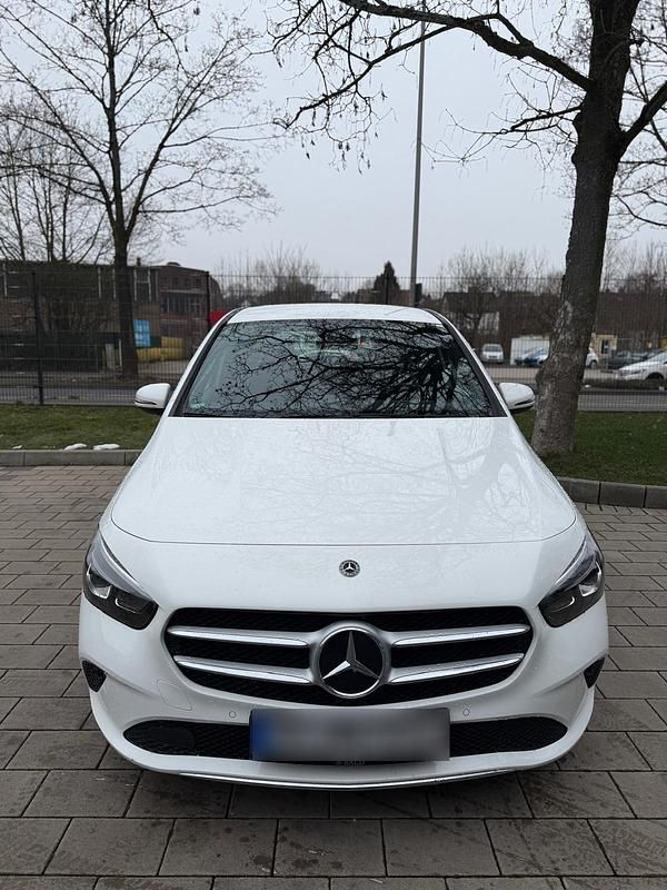 Gebraucht Mercedes B200 163 PS (119 kW) 2020 Weiß Van / Kleinbus