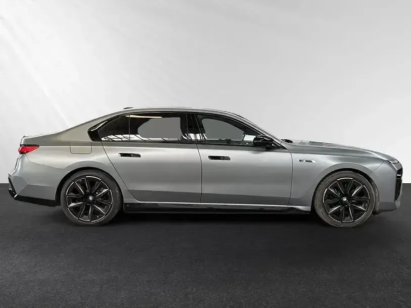 Gebraucht BMW M760e M Sport 571 PS (419 kW) 2025 Bmw individual frozen pure grey metallic Limousine