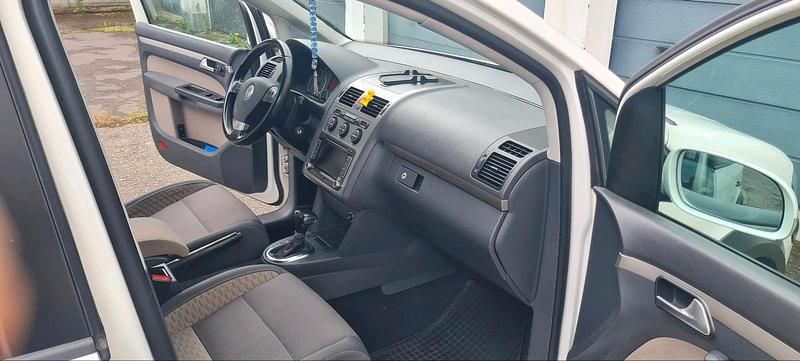 Weiß Gebraucht 2009 VW Touran Cross Van / Kleinbus | 4.000 € (Guter Preis) - Bild 1/4