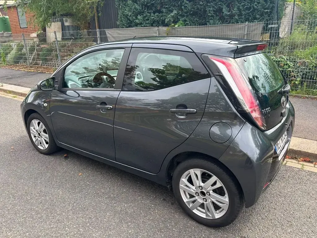 Gebraucht Toyota Aygo X-play 69 PS (50 kW) 2017 Grau Kleinwagen