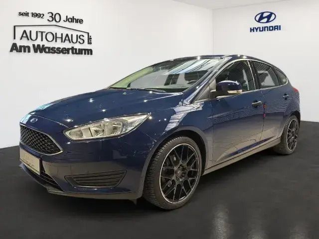 Blau Gebraucht 2015 Ford Focus Ambiente Limousine | 7.777 € (Fairer Preis) - Bild 1/4