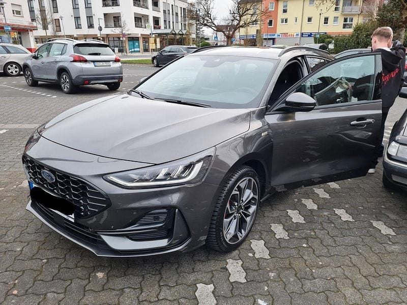 Grau Gebraucht 2023 Ford Focus ST-Line Kombi | 19.250 € (Guter Preis) - Bild 1/4