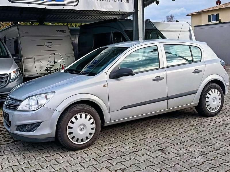 Gebraucht Opel Astra Selection 116 PS (85 kW) 2009 Argon silber/ice silver (m2) Kleinwagen