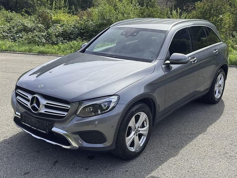 Grau Gebraucht 2019 Mercedes GLC220 AMG SUV | 27.990 € (Fairer Preis) - Bild 1/4