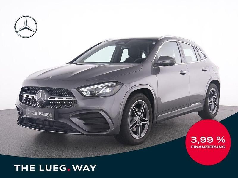 Grau metalliclack mountaingrau Gebraucht 2025 Mercedes GLA200 AMG SUV | 44.750 € (Fairer Preis) - Bild 1/4