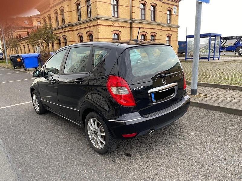 Gebraucht Mercedes A180 109 PS (80 kW) 2011 Schwarz Kleinwagen