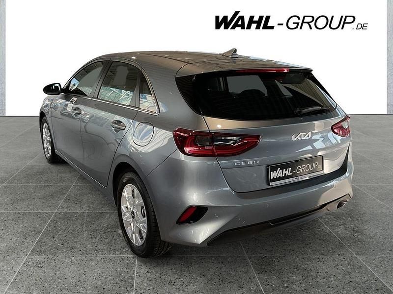 Neu Kia Ceed 99 PS (72 kW) 2026 Silber Kleinwagen