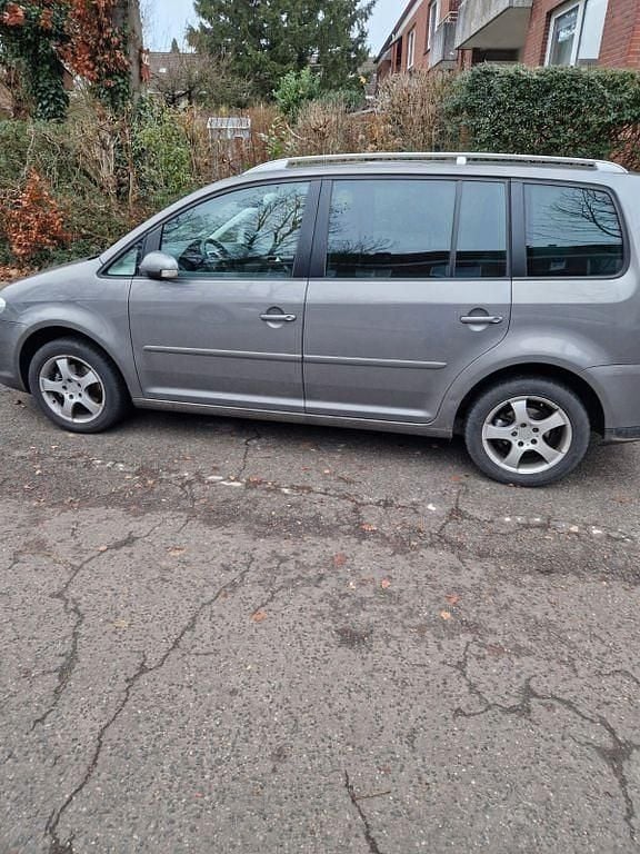 Grau Gebraucht 2007 VW Touran Trendline Van / Kleinbus | 2.000 € (Guter Preis) - Bild 1/4