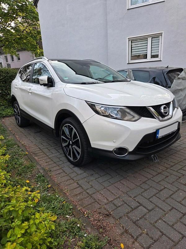 Weiß Gebraucht 2014 Nissan Qashqai Tekna SUV | 13.200 € (Teuer) - Bild 1/4