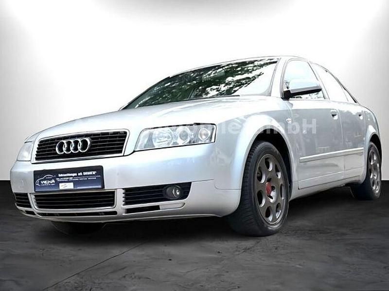 Silber Gebraucht 2004 Audi A4 Limousine | 3.600 € (Etwas zu teuer) - Bild 1/4