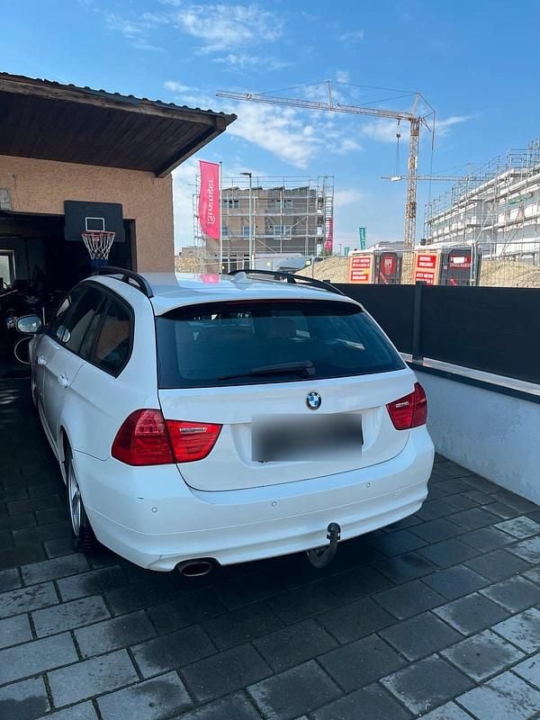 Gebraucht BMW 320 177 PS (130 kW) 2009 Weiß Kombi