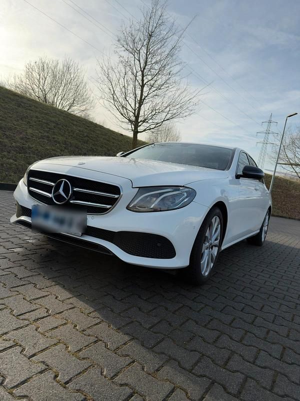Weiß Gebraucht 2017 Mercedes E200 Avantgarde Limousine | 21.900 € (Fairer Preis) - Bild 1/4