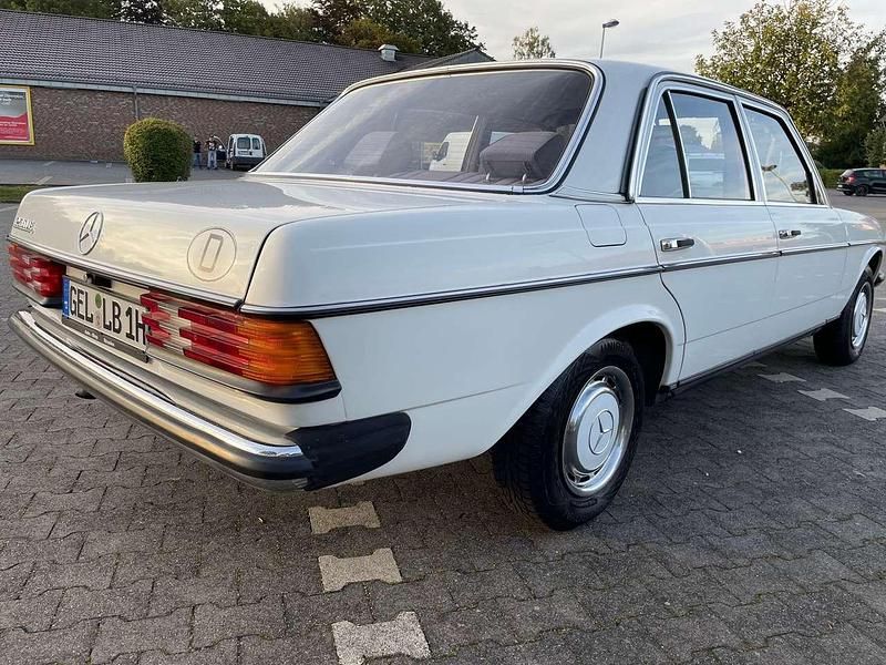 Gebraucht Mercedes E230 136 PS (100 kW) 1984 Weiss Limousine
