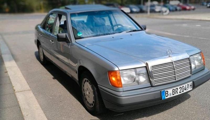 Grau Gebraucht 1989 Mercedes E230 Limousine | 8.500 € - Bild 1/4