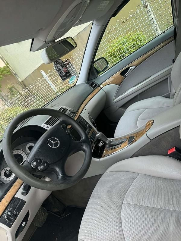 Gebraucht Mercedes E320 224 PS (164 kW) 2008 Schwarz Limousine