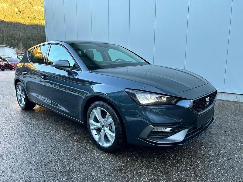 Neu Seat Leon FR 150 PS (110 kW) 2025 Grau Limousine