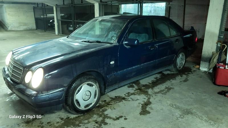 Gebraucht Mercedes E200 Classic 136 PS (100 kW) 1998 Blau Limousine