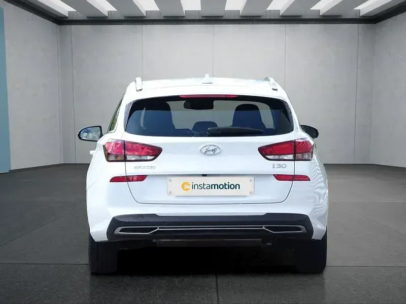 Gebraucht Hyundai i30 120 PS (88 kW) 2023 Weiß Kleinwagen