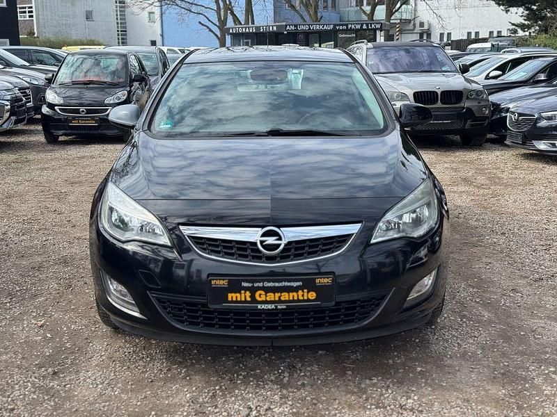 Używany Opel Astra 87 KM (63 kW) 2010 Czarny Sedan/Limuzyna