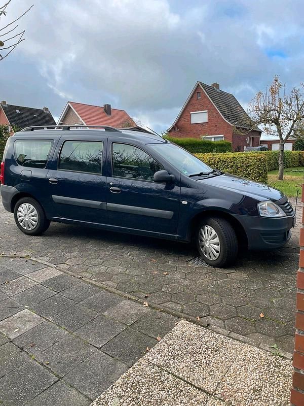 Blau Gebraucht 2012 Dacia Logan Basis Limousine | 4.900 € (Teuer) - Bild 1/4