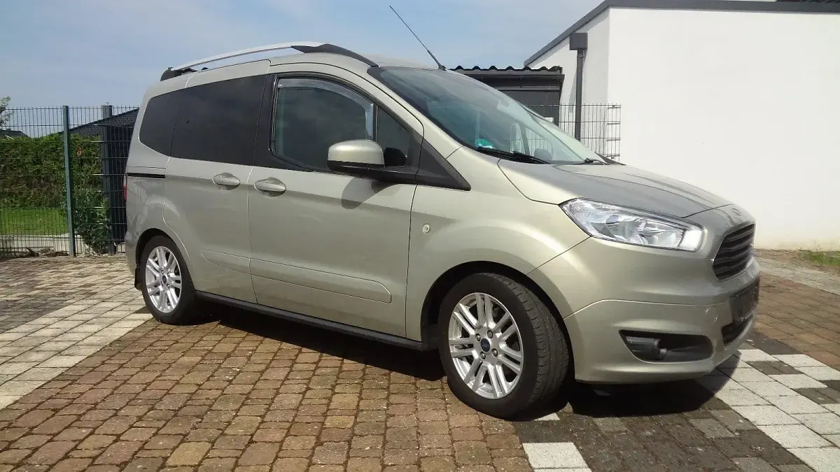 Gebraucht Ford Tourneo Courier Titanium 101 PS (74 kW) 2017 Van / Kleinbus