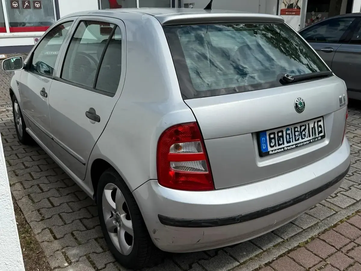 Używany Skoda Fabia 90 KM (66 kW) 2001 Srebrny Hatchback