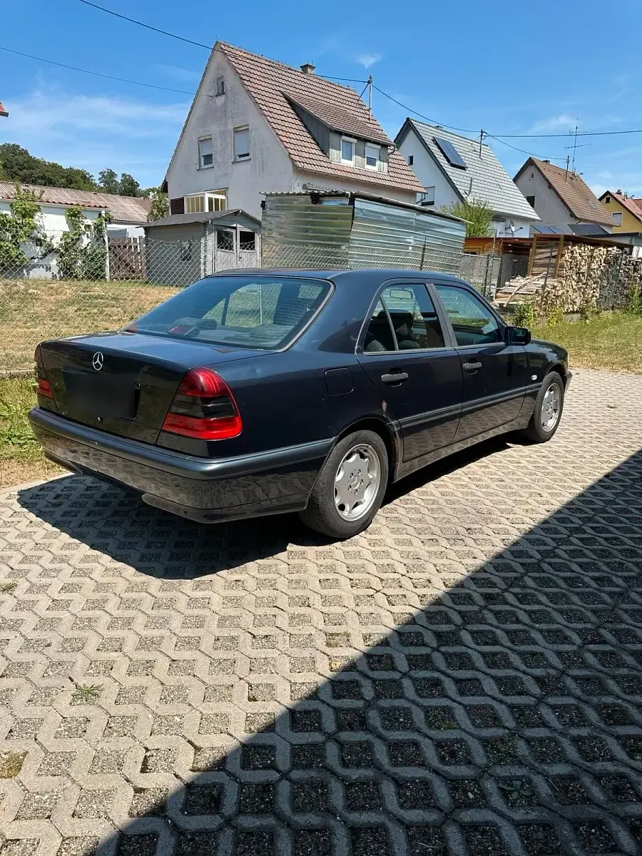 Gebraucht Mercedes C180 122 PS (89 kW) 1997 Blau Limousine