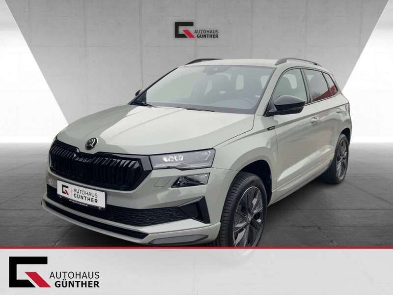 Steelgrau Neu 2025 Skoda Karoq SportLine SUV | 39.490 € (Fairer Preis) - Bild 1/4