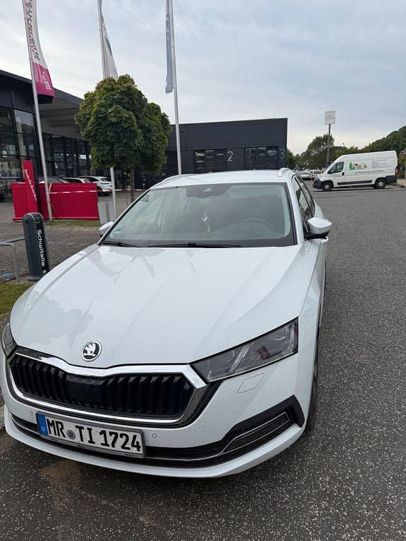 Weiß Gebraucht 2021 Skoda Octavia Clever Kombi | 21.500 € (Etwas zu teuer) - Bild 1/4