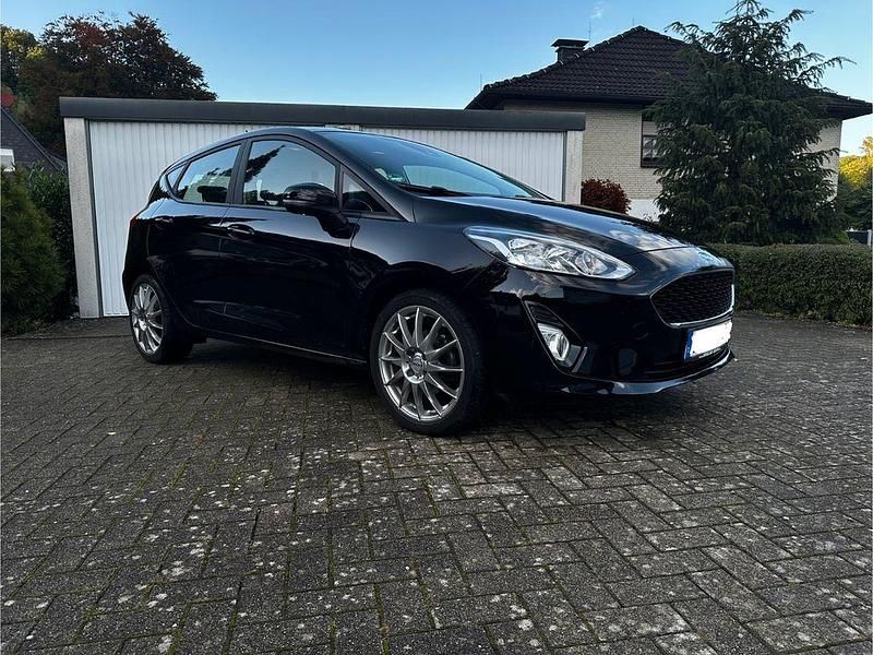 Schwarz Gebraucht 2017 Ford Fiesta Cool & Connect Kleinwagen | 8.990 € (Fairer Preis) - Bild 1/4