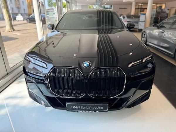 Schwarz (black sapphire metallic) Neu 2025 BMW 740 Shadowline Limousine | 135.820 € (Teuer) - Bild 1/4