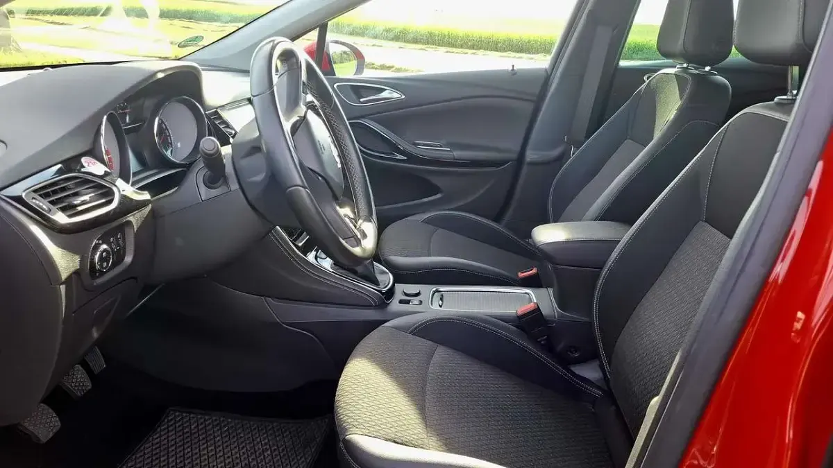 Używany Opel Astra Innovation 200 KM (147 kW) 2016 Czerwony Sedan/Limuzyna