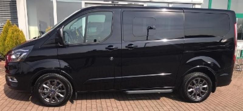 Gebraucht Ford Tourneo 185 PS (136 kW) 2021 Schwarz Van / Kleinbus