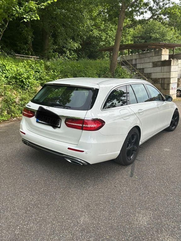 Gebraucht Mercedes E220 194 PS (142 kW) 2016 Weiß Limousine