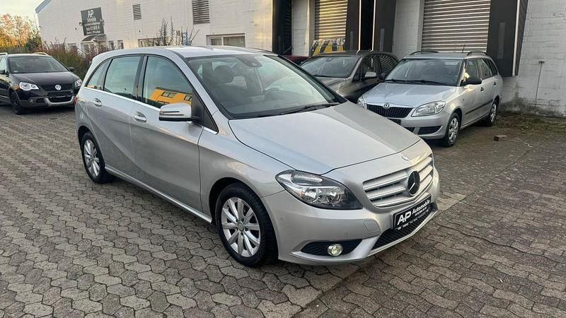 Gebraucht Mercedes B200 156 PS (114 kW) 2014 Silber Van / Kleinbus