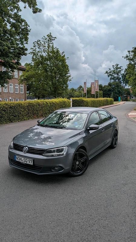 Grau Gebraucht 2011 VW Jetta Limousine | 4.500 € (Guter Preis) - Bild 1/4