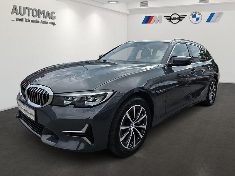 Grau Gebraucht 2022 BMW 330e Luxury Line Kombi | 29.990 € (Fairer Preis) - Bild 1/4