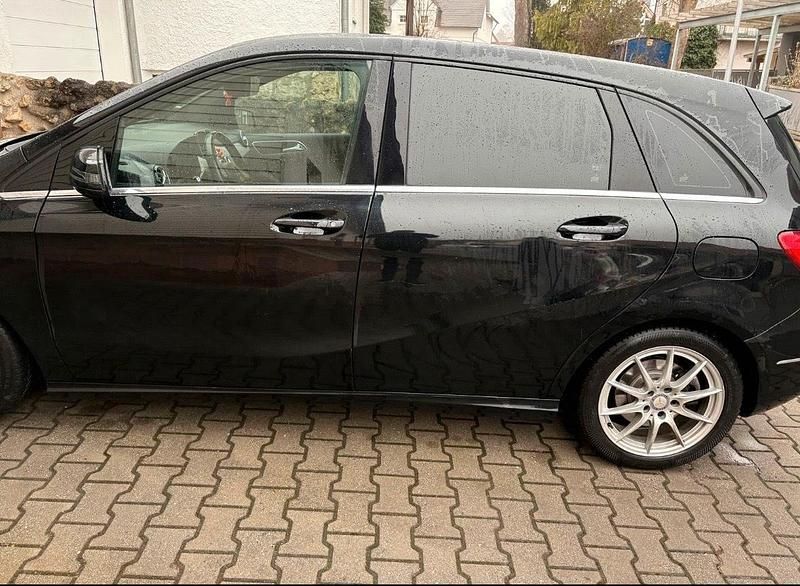 Schwarz Gebraucht 2011 Mercedes B220 Van / Kleinbus | 8.000 € - Bild 1/4