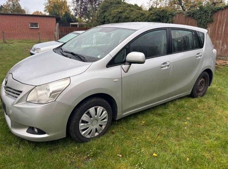 Silber Gebraucht 2010 Toyota Verso Van / Kleinbus | 2.000 € (Guter Preis) - Bild 1/4