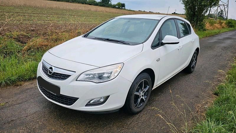 Weiß Gebraucht 2011 Opel Astra Eco Kleinwagen | 4.300 € (Guter Preis) - Bild 1/4