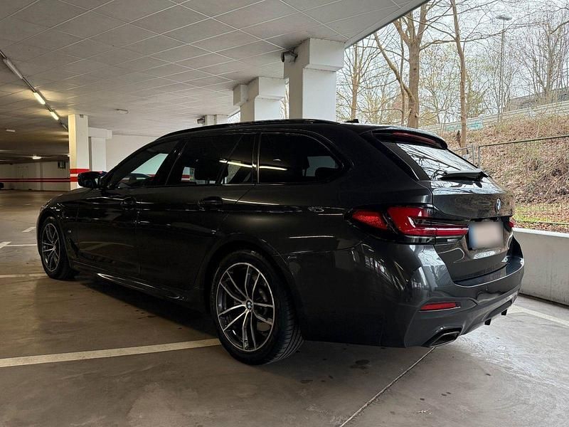 Gebraucht BMW 520 M Sport 190 PS (139 kW) 2023 Grau Kombi