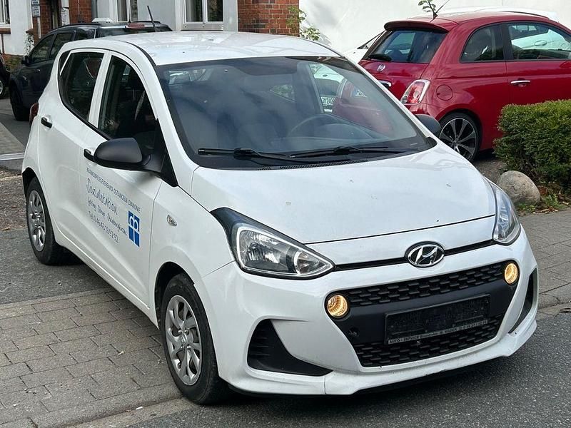 Weiß Gebraucht 2017 Hyundai i10 Basis Kleinwagen | 3.750 € (Fairer Preis) - Bild 1/4